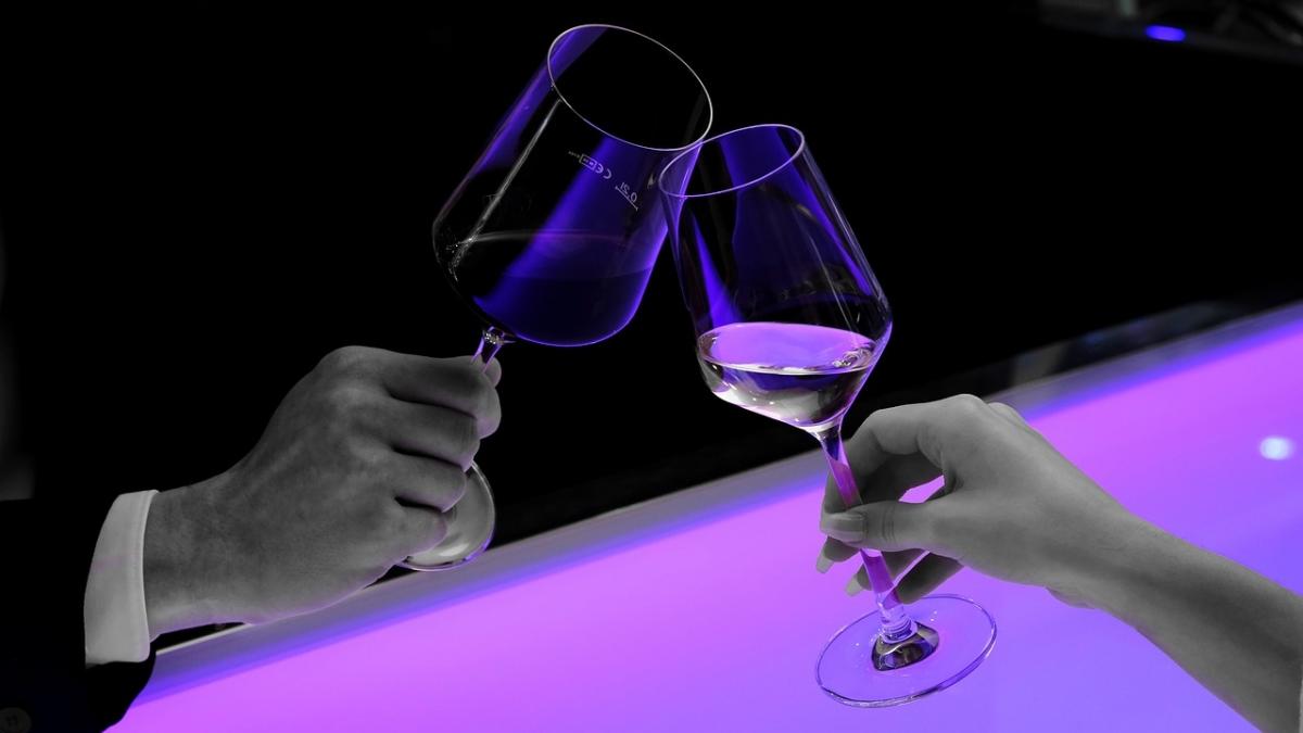 cum a aparut obiceiul de a ciocni pahare traditii si superstitii