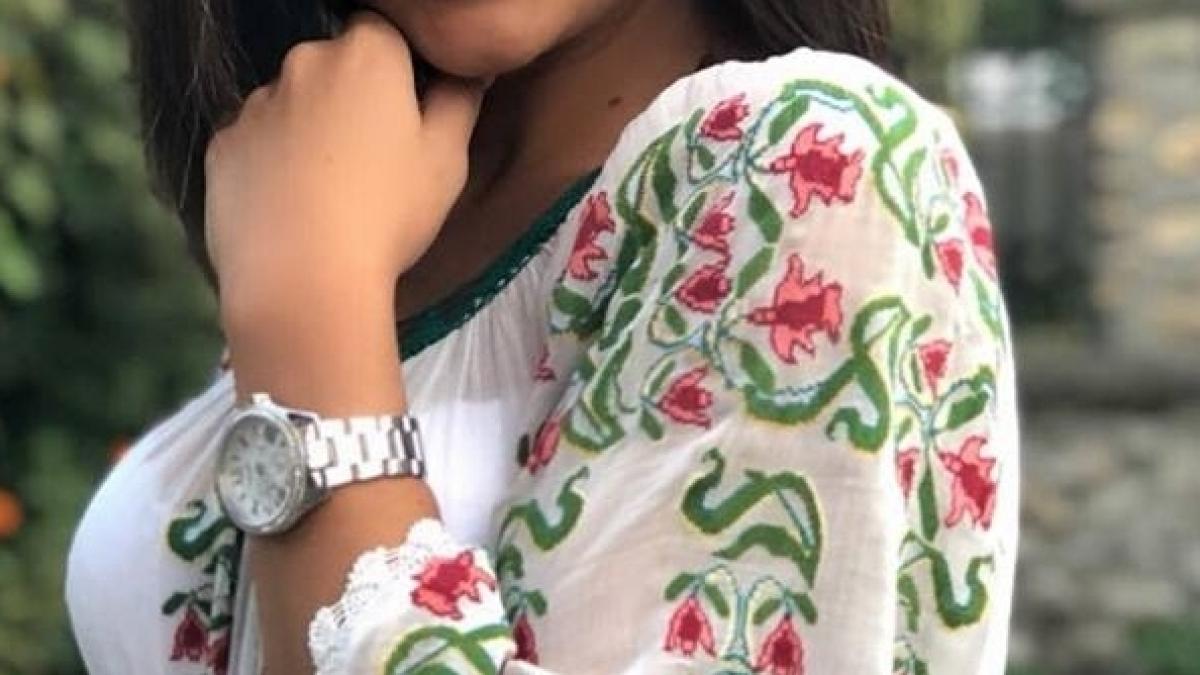 o indragita cantareata de muzica populara si a pierdut sora aceasta s a aruncat de la etaj