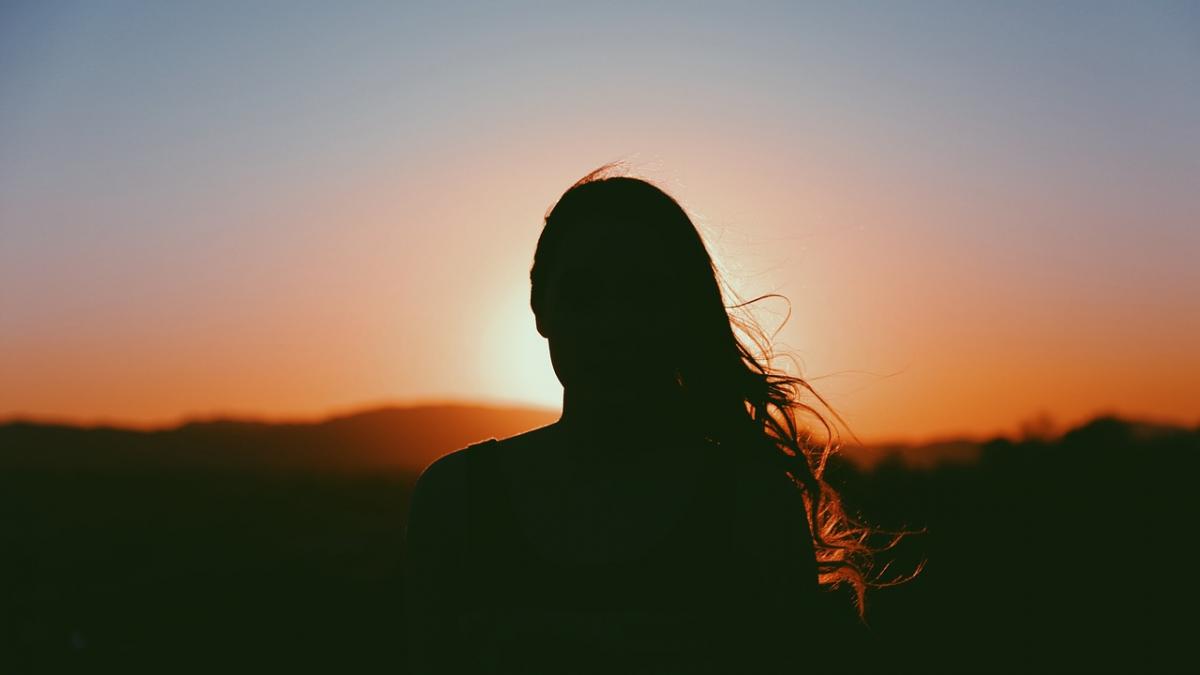 si a sarutat cei trei copii de noapte buna si s a dus sa doarma la scurt timp dupa ce s a pus in