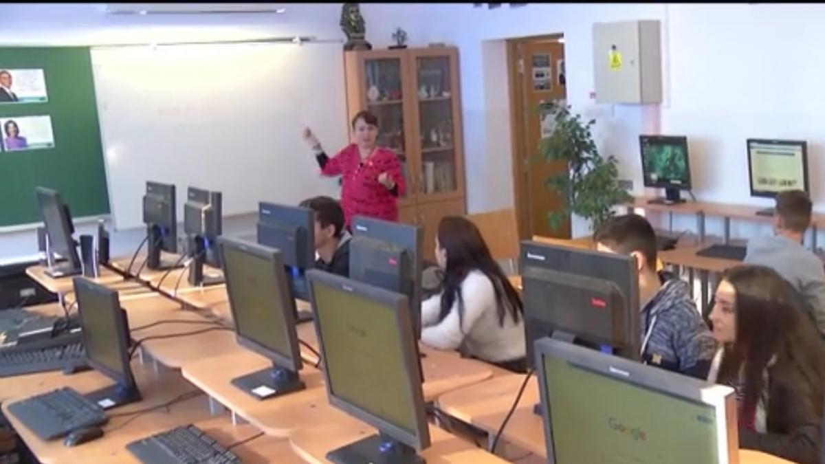 sondaj aproape jumatate dintre profesorii romani cred in dictatura rasism homofobie si pedeapsa cu