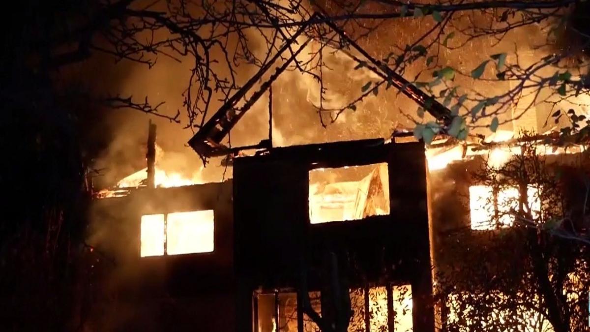 un conac din lemn cu 16 camere s a facut scrum