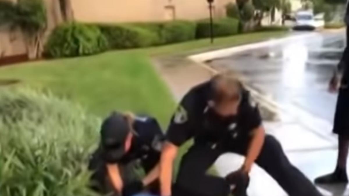 scene halucinante politist surprins in timp ce lovea o adolescenta de 14 ani imobilizata la sol