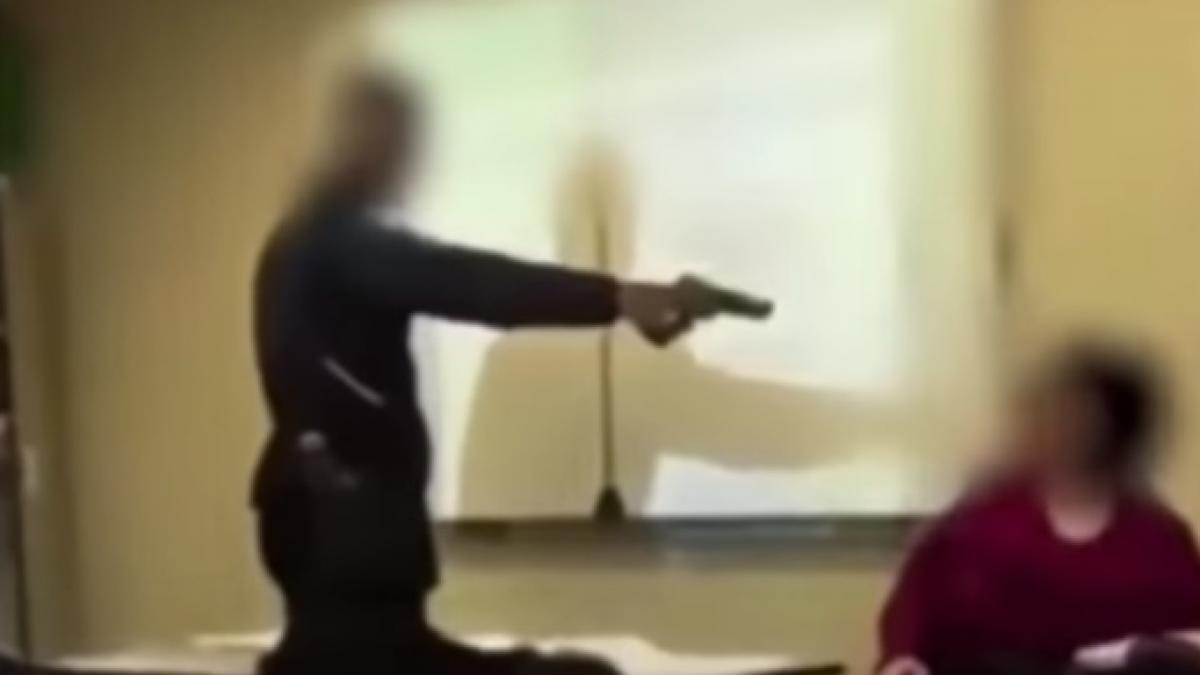 un adolescent si a amenintat profesoara cu pistolul ce i a cerut cadrului didactic