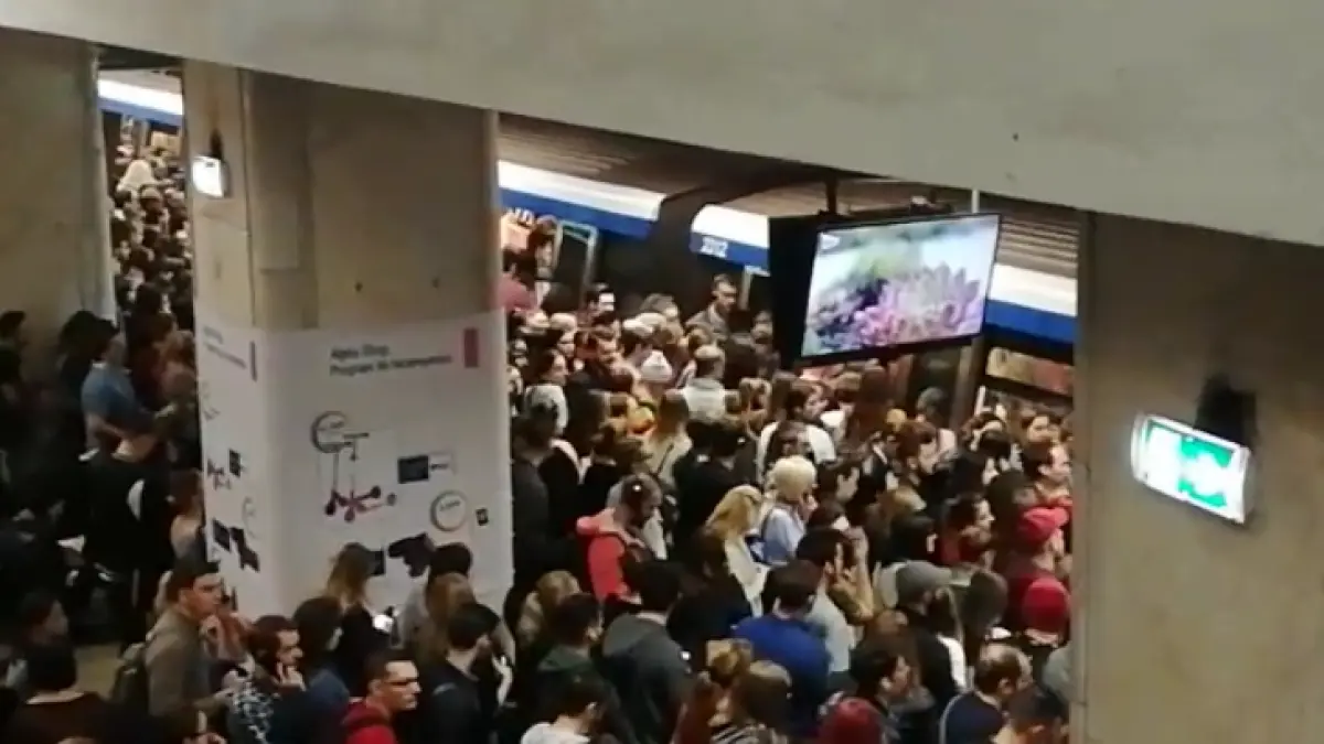 haos la metrou din cauza unei defectiuni mii de oameni blocati in drumul spre munca reactia metrorex
