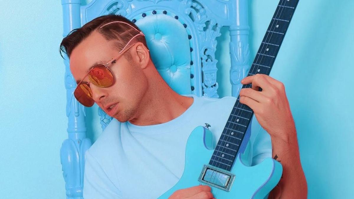 un rapper celebru a murit dupa ce a cazut de pe aripa unui avion