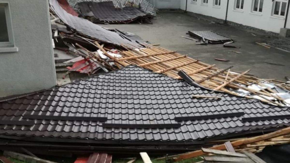 vantul puternic face prapad in satu mare acoperisurile mai multor blocuri au fost distruse