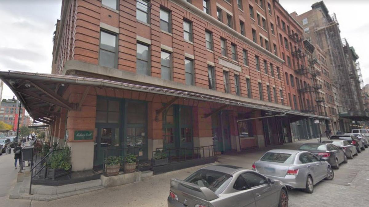 pachet suspect gasit la restaurantul din new york al lui robert de niro