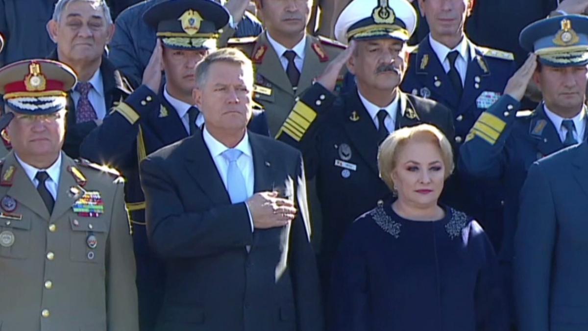 presedintele klaus iohannis si premierul viorica dancila la ceremonia organizata de ziua armatei