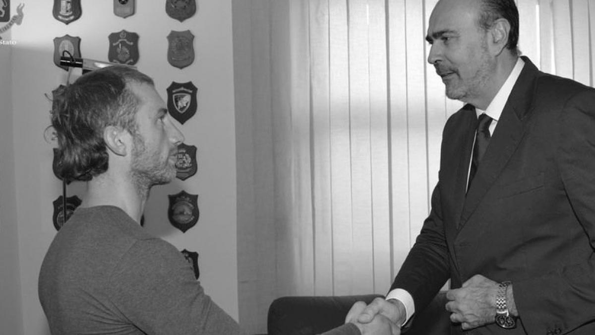 roman considerat erou in italia i a salvat pe politisti iar acum a fost premiat