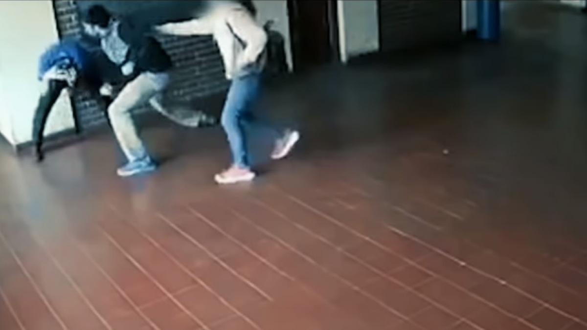 imagini socante intr o scoala un profesor desfigurat de un parinte pentru ca i a abuzat sexual