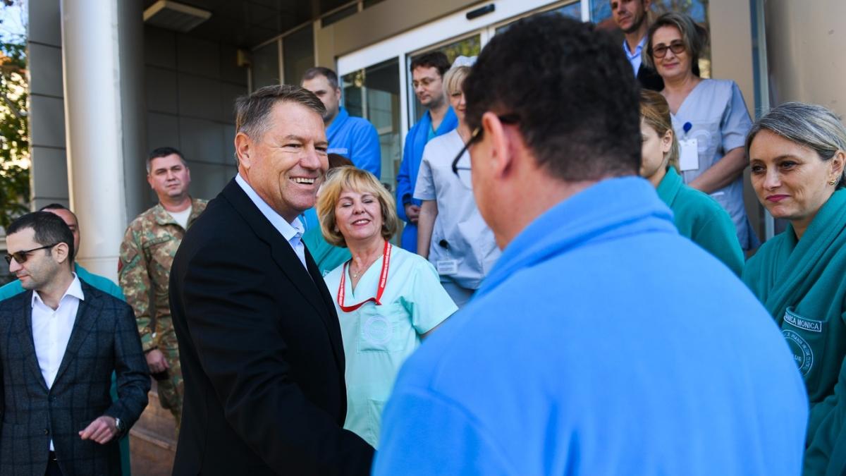 klaus iohannis a fost externat din spital presedintele a fost operat la umarul stang