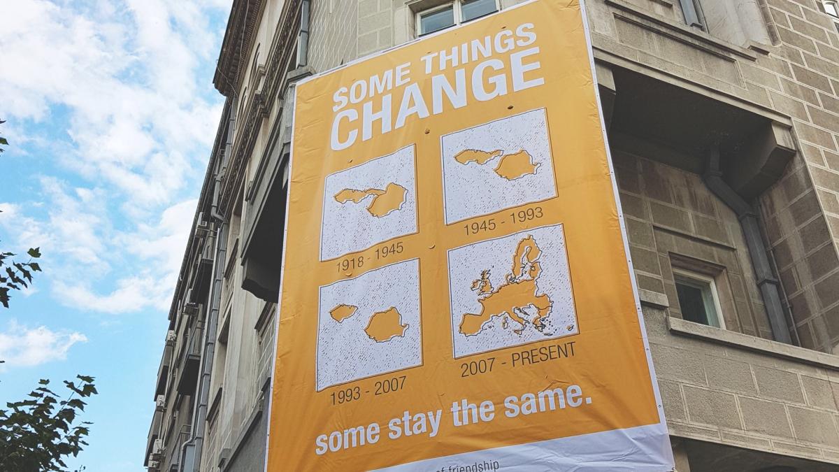 mesaj inedit aparut pe o cladire din bucuresti unele lucruri se schimba altele raman la fel