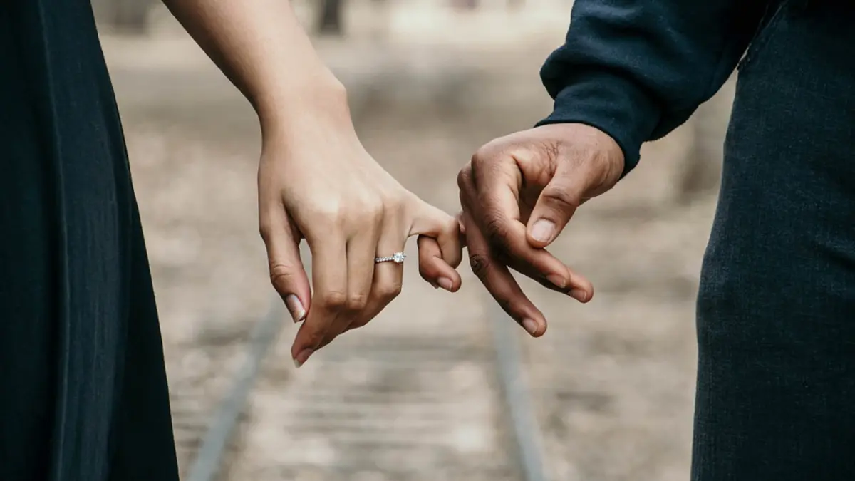 o tanara si iubitul ei au fost biciuiti in fata tuturor trecatorilor motivul e absolut socant