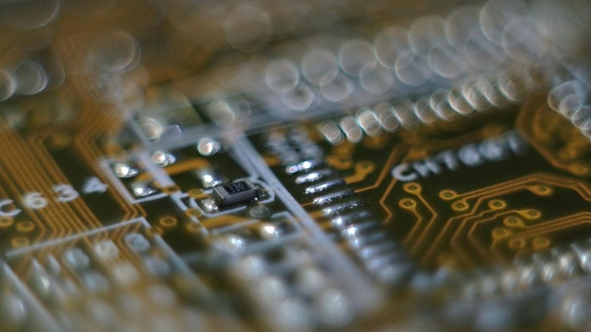 tara europeana in care mii de oameni isi implanteaza de buna voie microcipuri sub piele