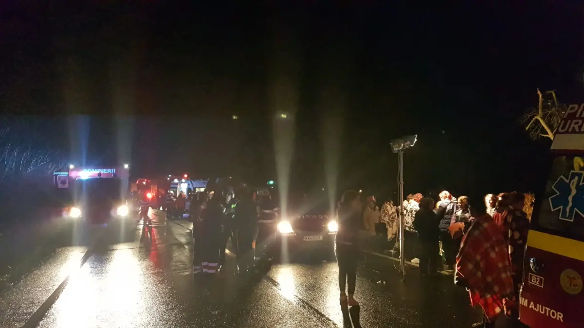 tragedie in judetul hunedoara un autocar cu pasageri s a rasturnat sunt 33 de victime
