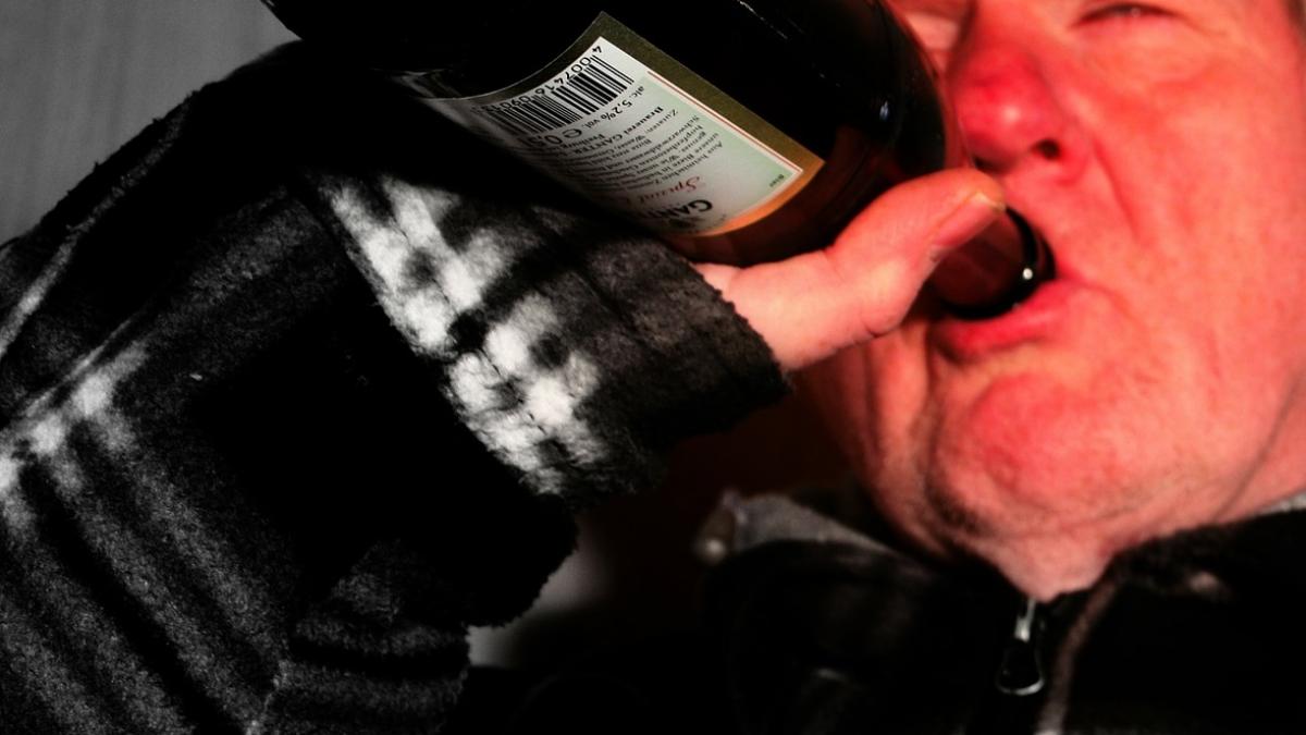 un barbat a ramas fara bani de bautura toata lumea a ramas cu gura cascata cand a vazut ce face