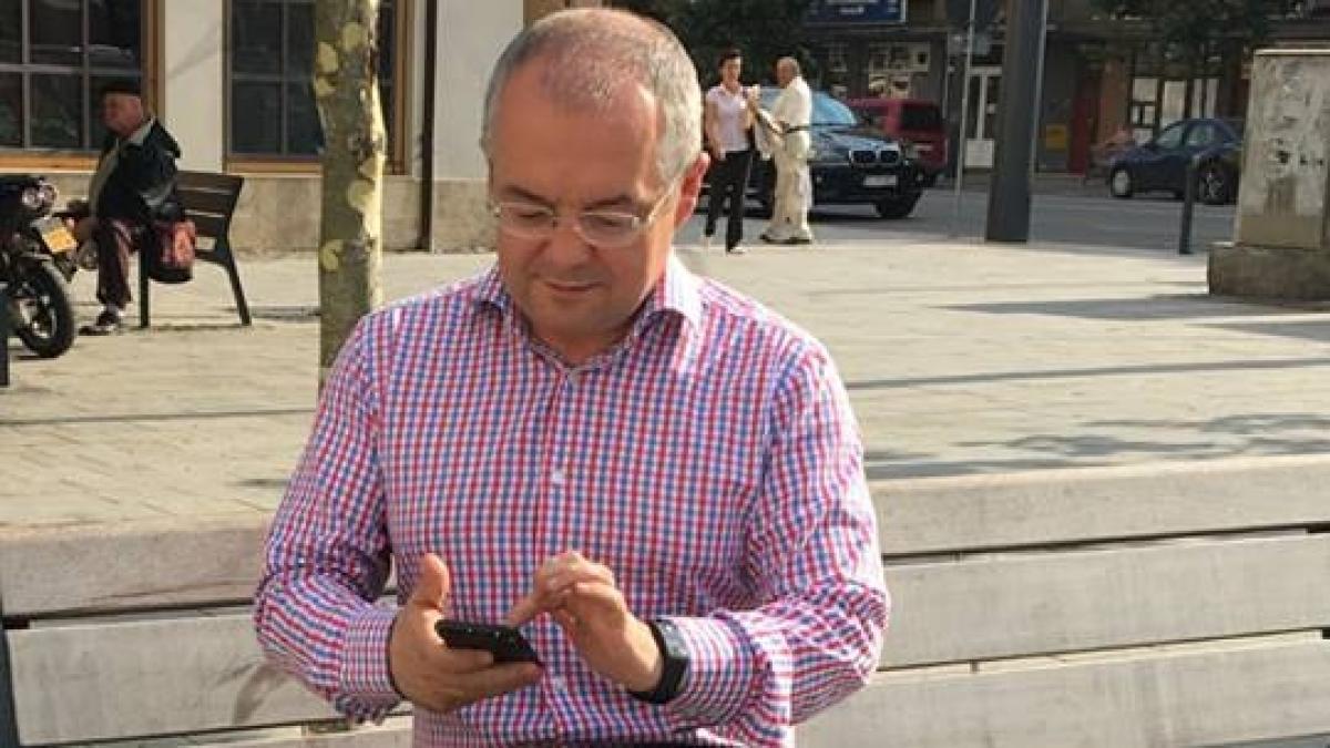 imagini incredibile cu emil boc primarul din cluj napoca a devenit dj pentru o seara