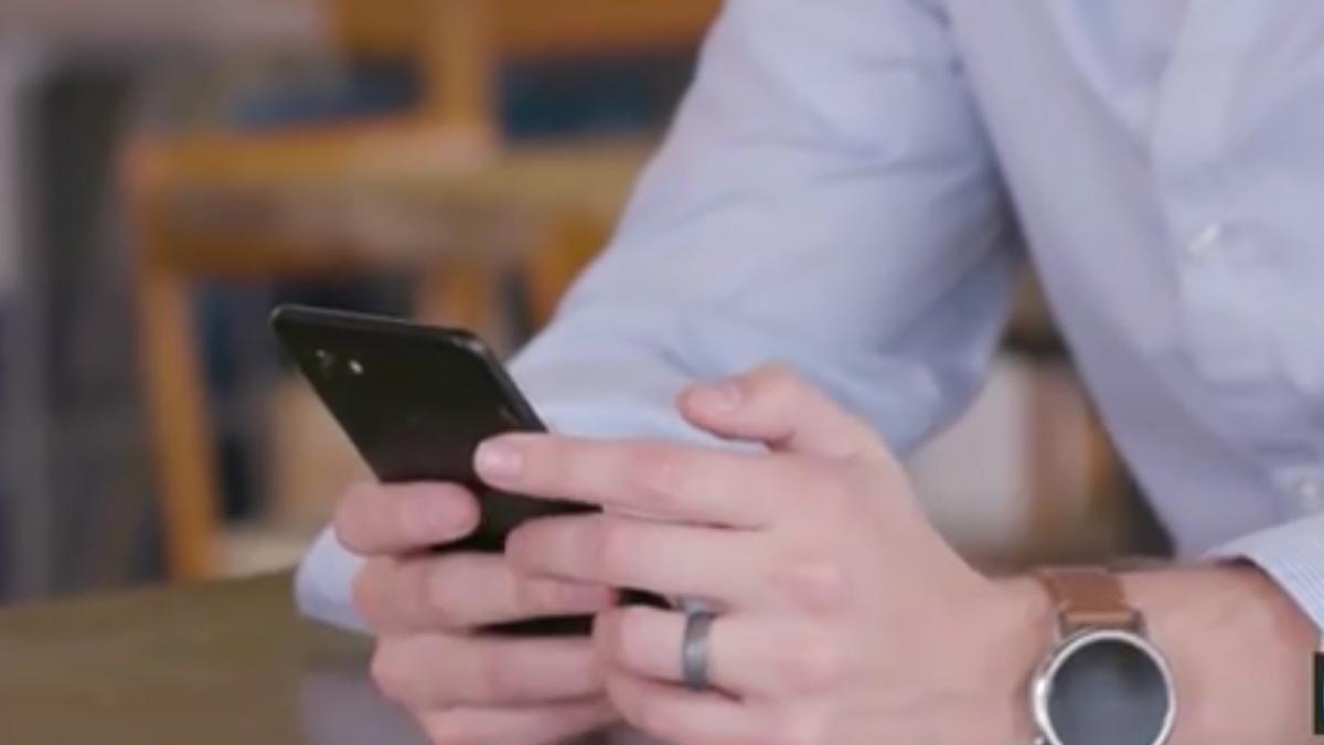 tu cum tii telefonul in mana iata ce spune asta despre personalitatea ta