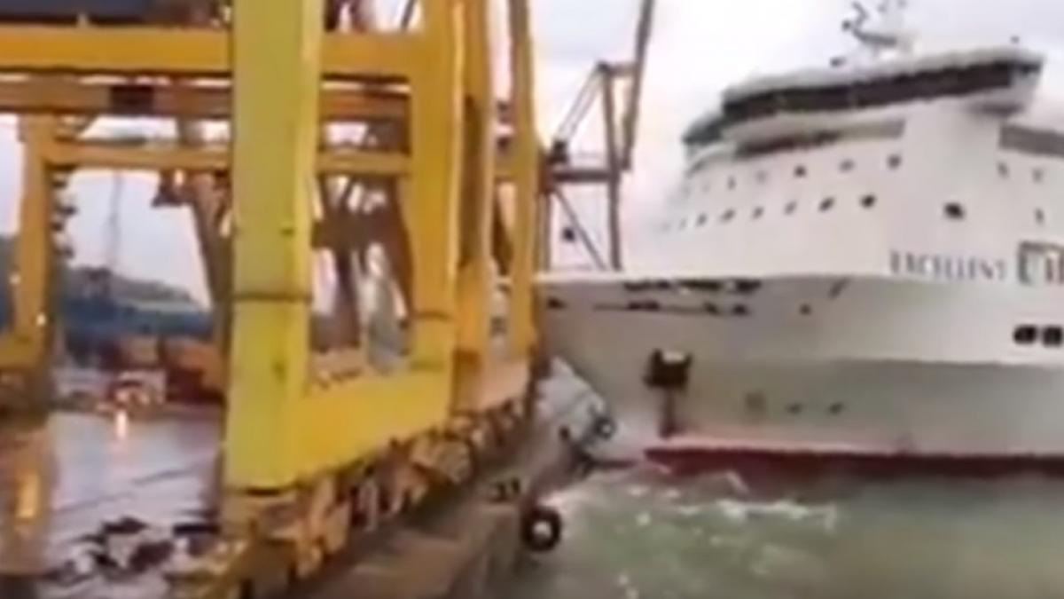incident major in portul din barcelona incendiu puternic dupa ce o nava s a ciocnit cu o macara