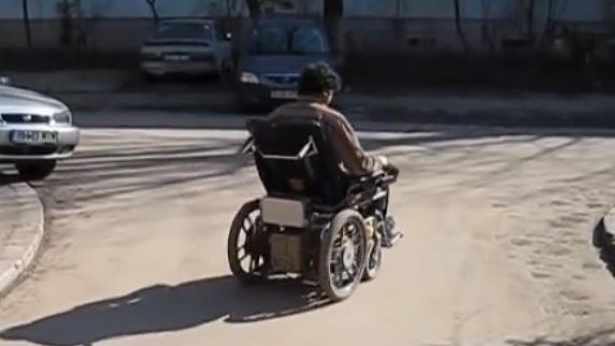 tanar cu handicap batut si aruncat in flacari de mai multi sateni