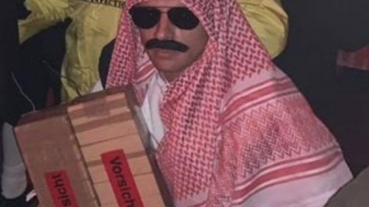 un fotbalist s a deghizat in arab care plaseaza bombe de halloween ce a urmat