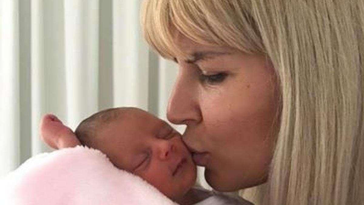 elena udrea fotografie pe facebook cu fiica sa fostul ministru se afla in spatele gratiilor in