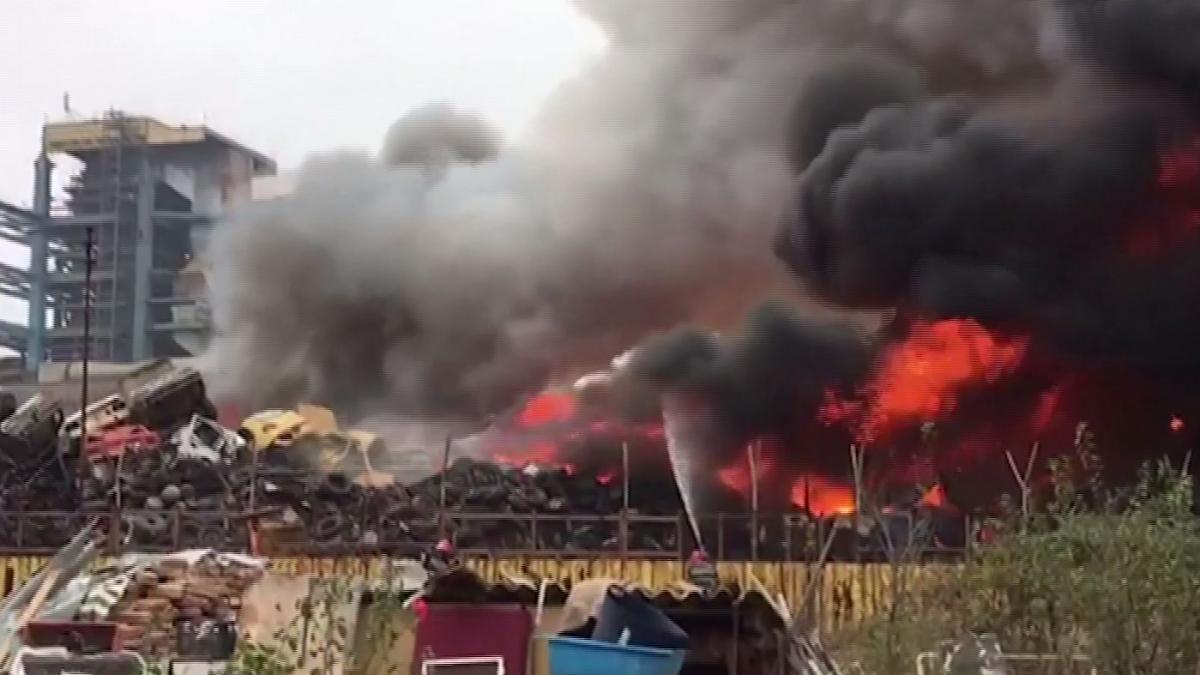 incendiu puternic la un depozit de dezmembrari auto din craiova