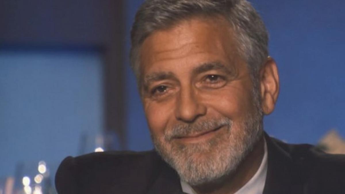 actorul george clooney isi scoate motocicleta la licitatie dupa ce a fost implicat intr un accident