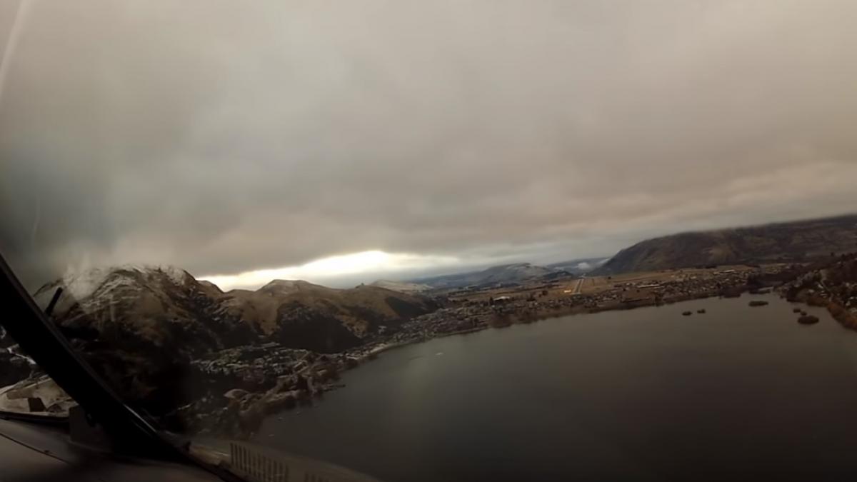 imagini incredibile filmate de un pilot din fericire pasagerul nu o vede video