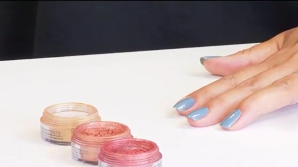 s a gandit sa isi stearga oja de pe unghii a luat sticla de acetona si a a trecut la treba era la