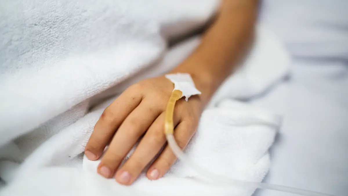 intalnire extrem de emotionanta intre un copil bolnav de cancer si donatorul care i a salvat viata