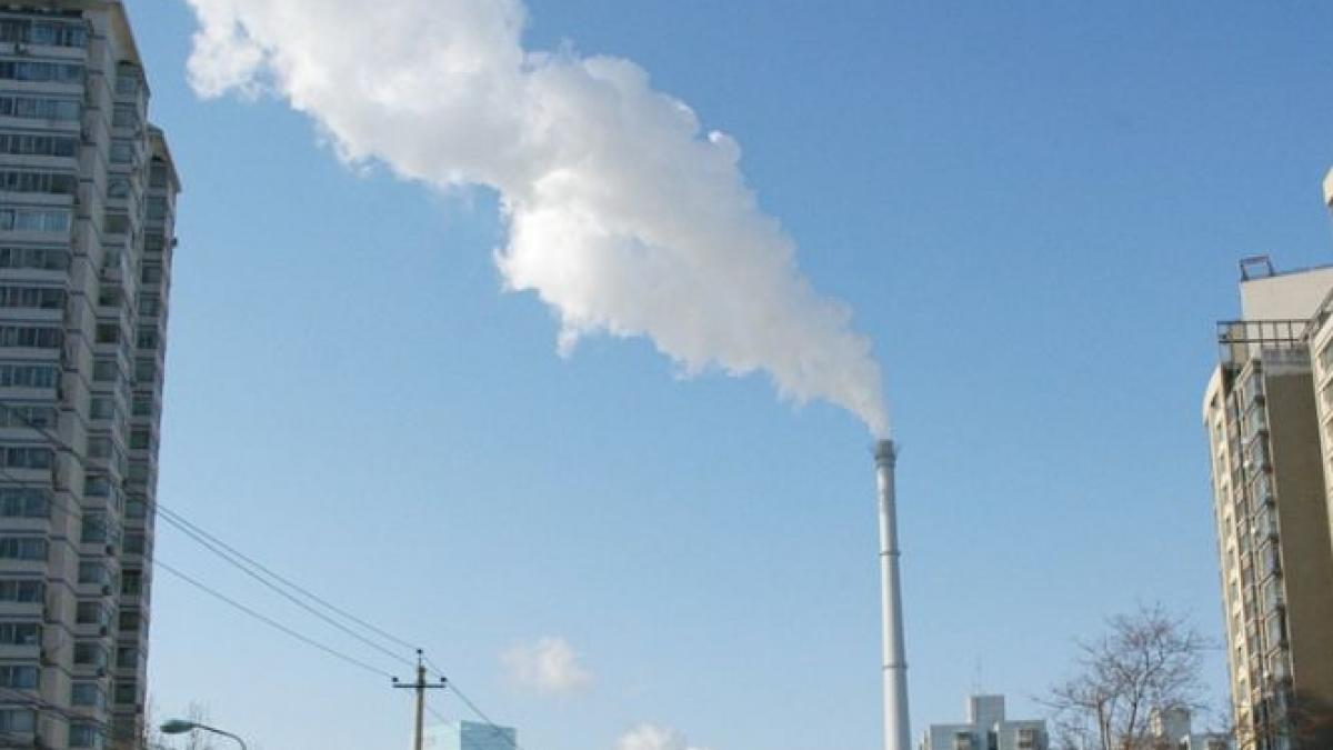 poluarea a atins din nou cote alarmante in beijing orasul este acoperit de ceata si fum