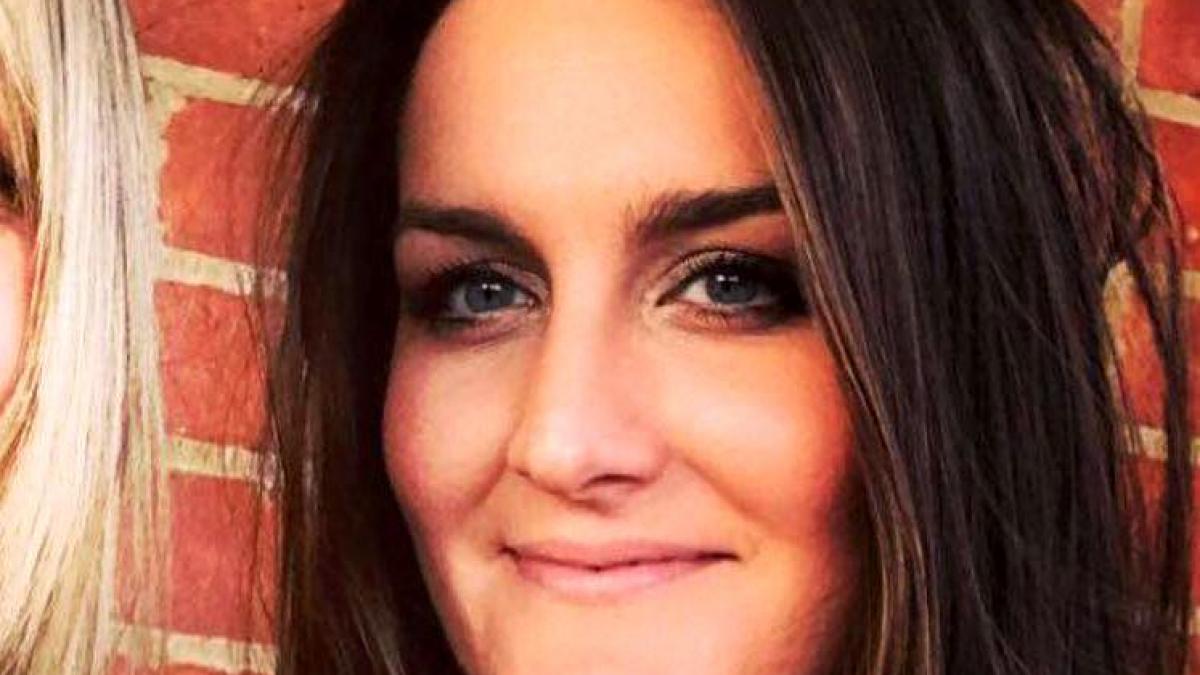 are salariu de 12 000 de lei si tot le cere bani parintilor cum se scuza tanara