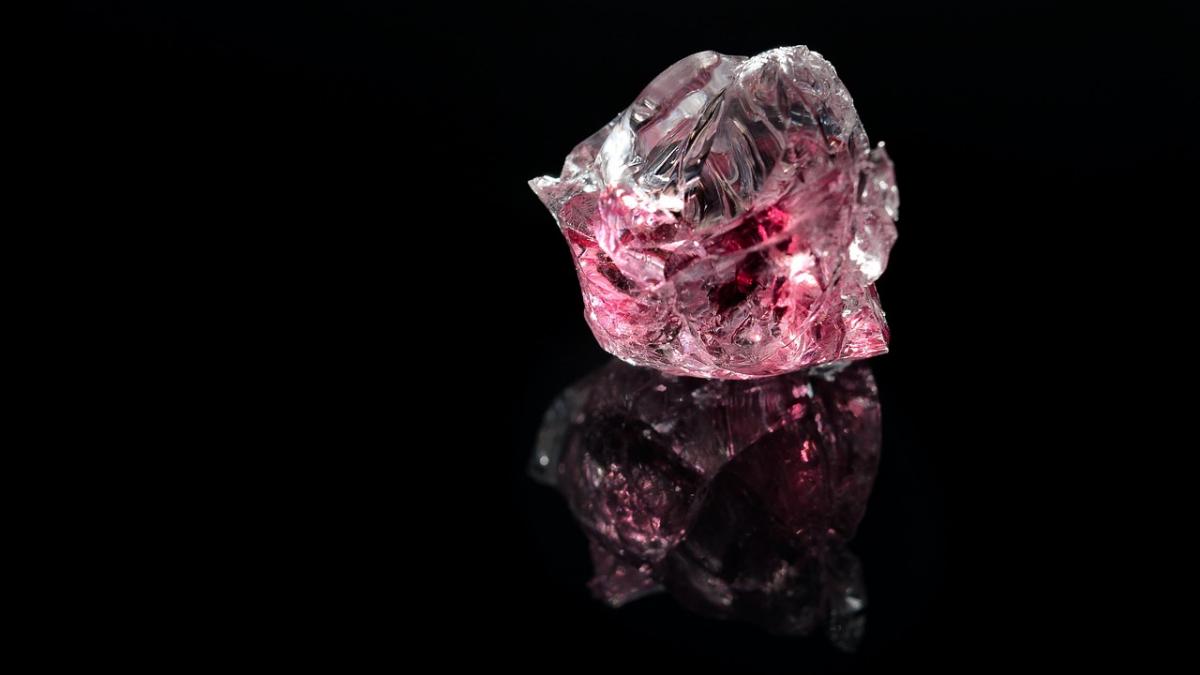 diamant roz vandut la pret record pretul pe carat a fost de 2 6 milioane de dolari