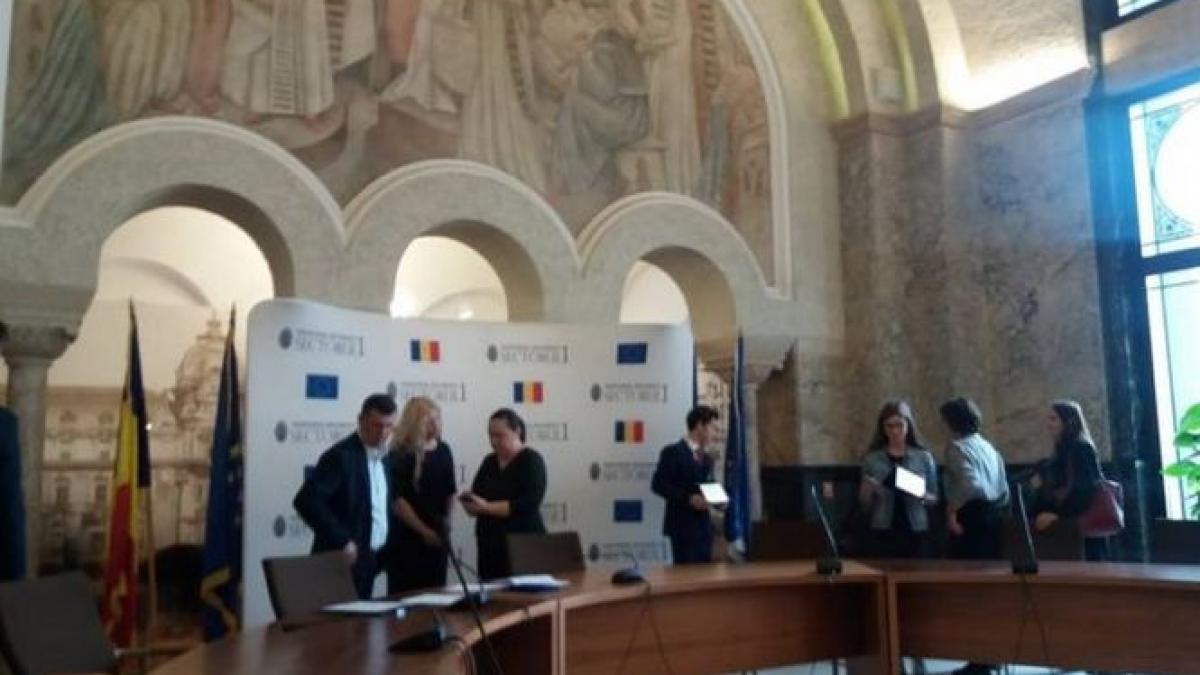 elevii de nota 10 la bac au plecat din tara la ceremonia organizata la sectorul 1 parintii au