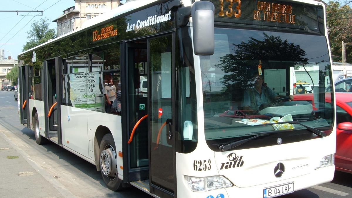 se afla la o ora de varf in autobuzul 133 cand soferul a oprit masina la o trecere de pietoni si a