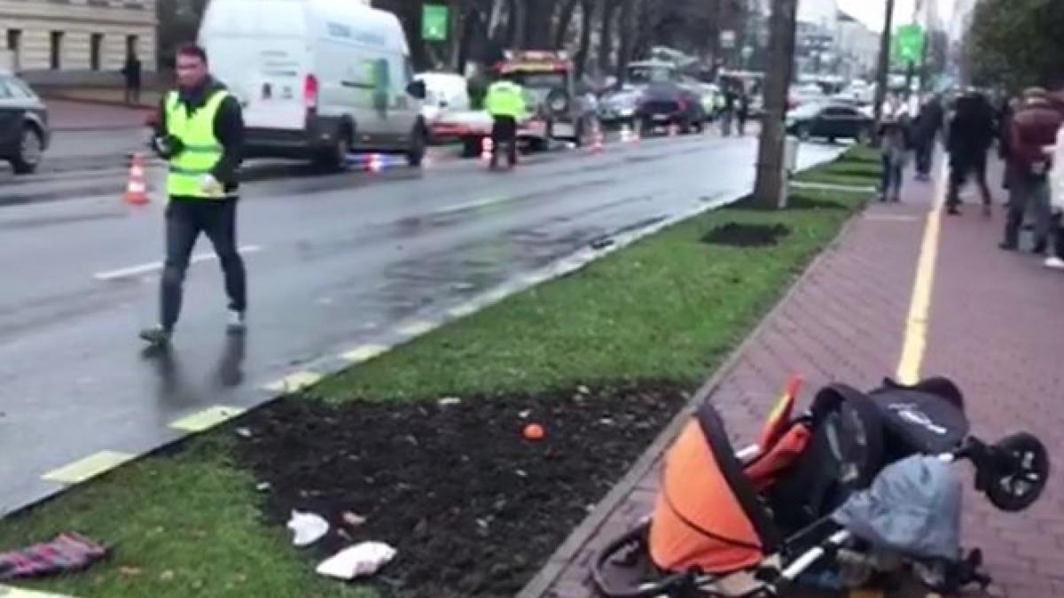 socant mama si bebelus spulberati pe trecerea de pietoni