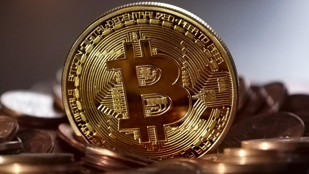 bitcoin se prabuseste a scazut la cel mai redus nivel din ultimul an