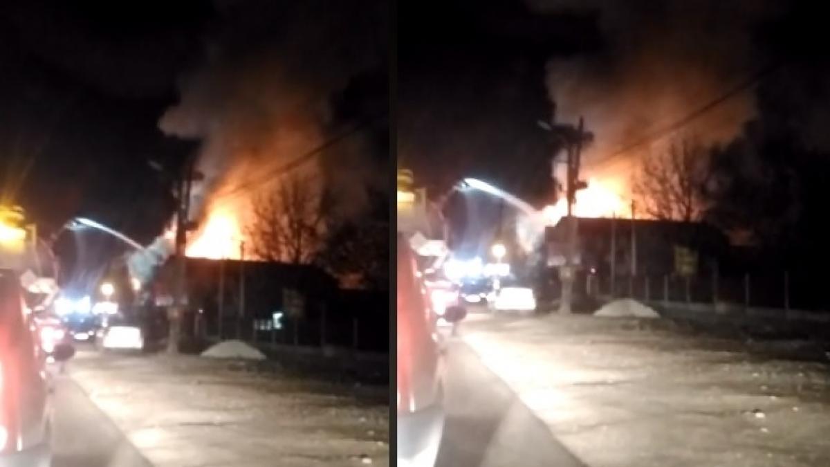 incendiu violent in targoviste flacarile se intind pe o suprafata de peste 10 000 de metri patrati