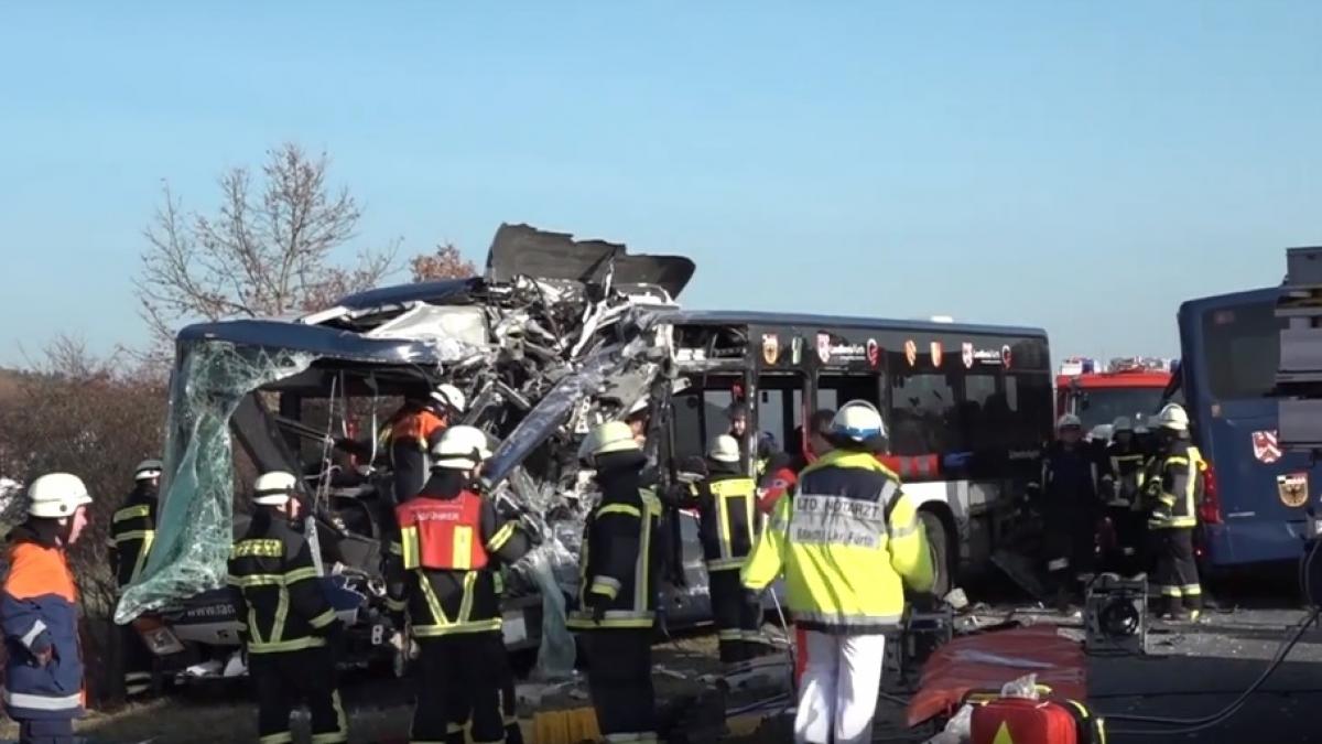 peste 40 de raniti dupa ce doua autobuze scolare s au ciocnit in germania video
