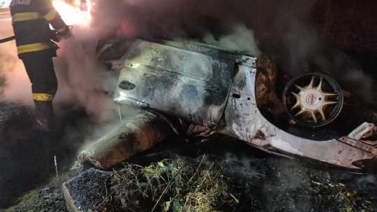 tragedie in aceasta seara doua persoane au fost murit carbonizate dupa ce o masina s a rasturnat pe