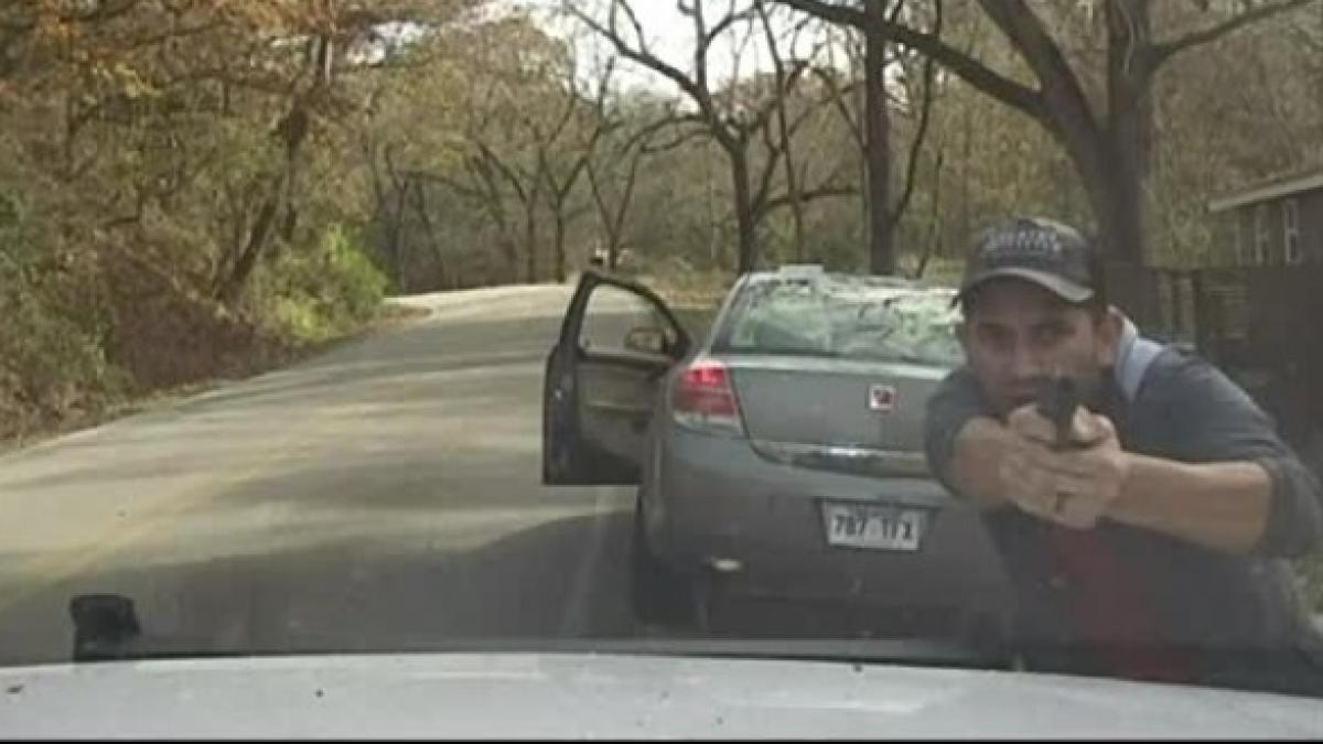 un sofer oprit in trafic a tras focuri de arma catre politisti