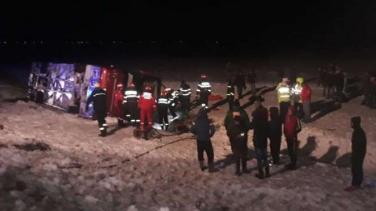 accident teribil in vrancea un autocar de calatori s a rasturnat un om a murit si alti sase au fost