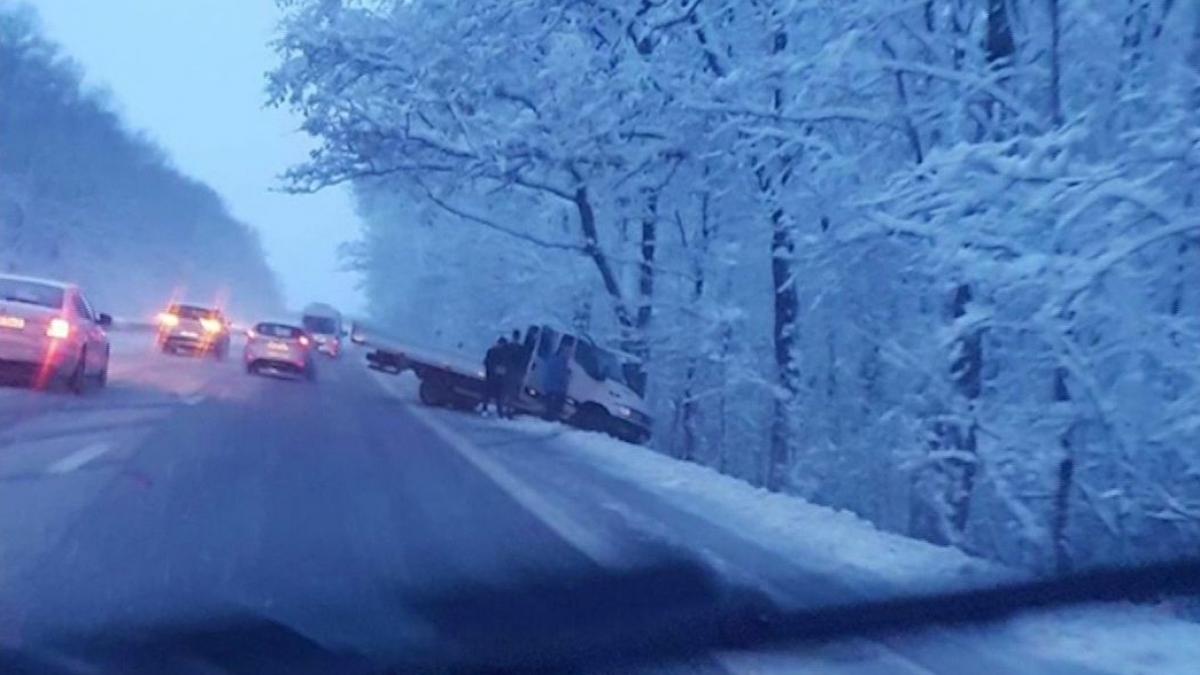 o autoutilitara plina cu muncitori s a rasturnat dupa ce a derapat pe autostrada a1