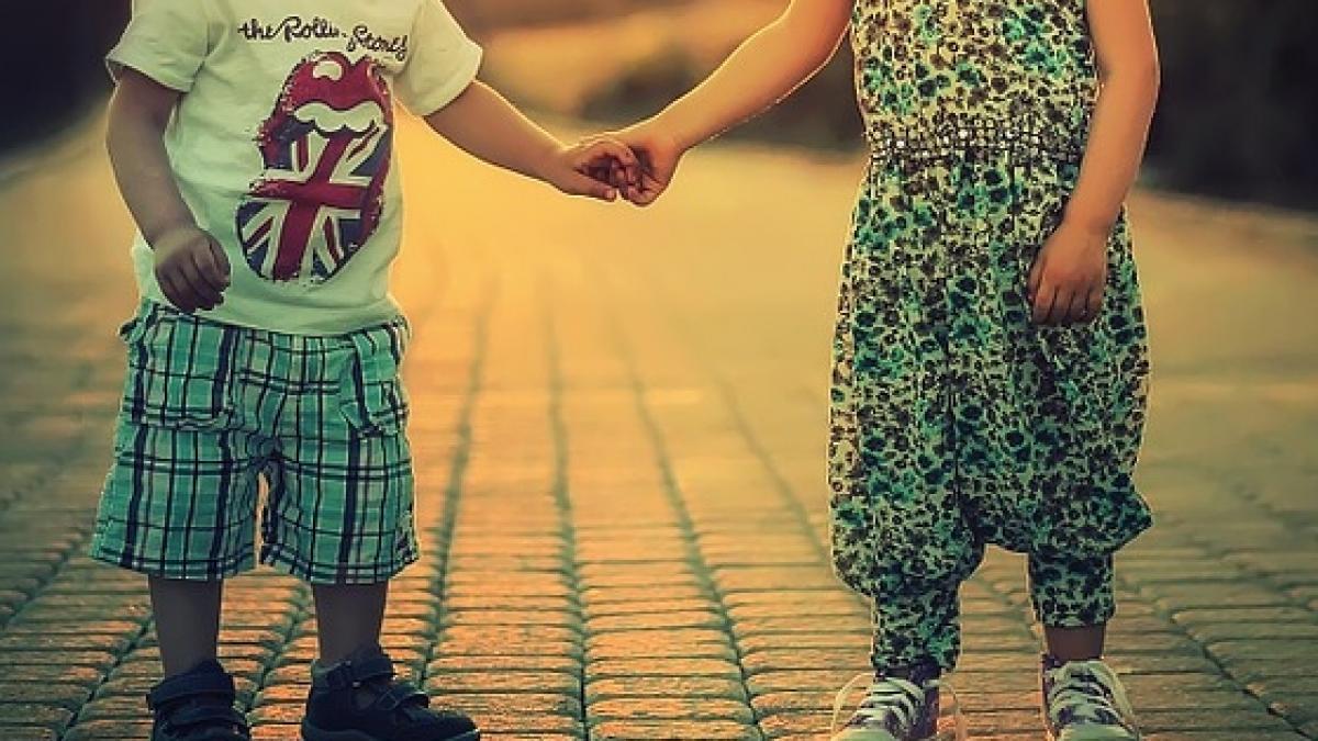 a plecat la cumparaturi si le a pus copiilor un film pana se intoarce la scurt timp barbatul a