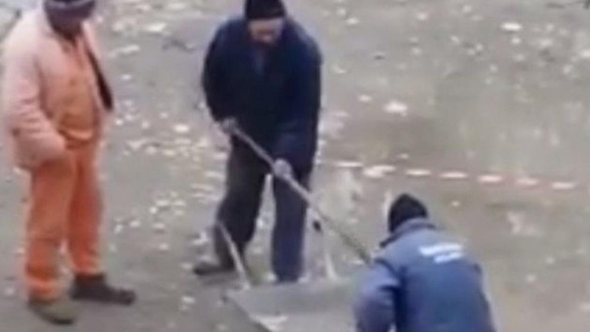 dorel loveste din nou doi muncitori munca de sisif cu picatura de apa