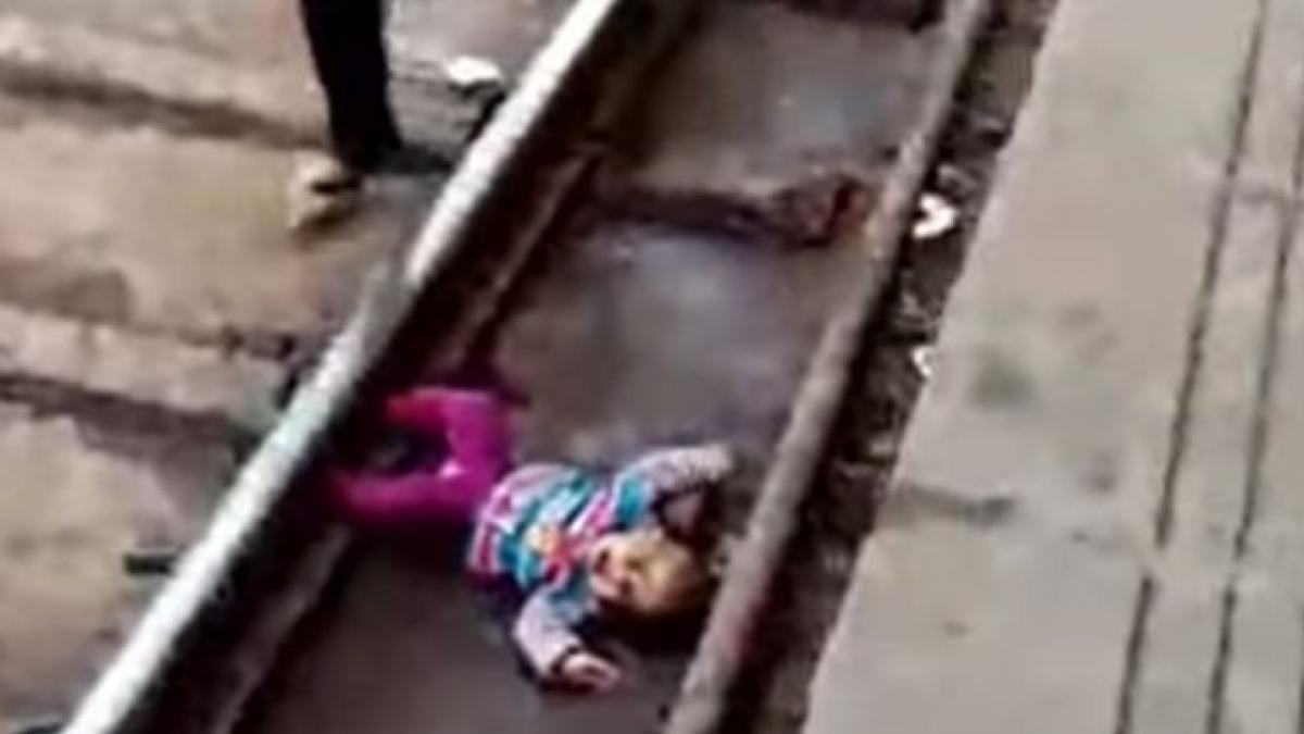 o fetita a ajuns accidental sub un tren cum a fost gasita video