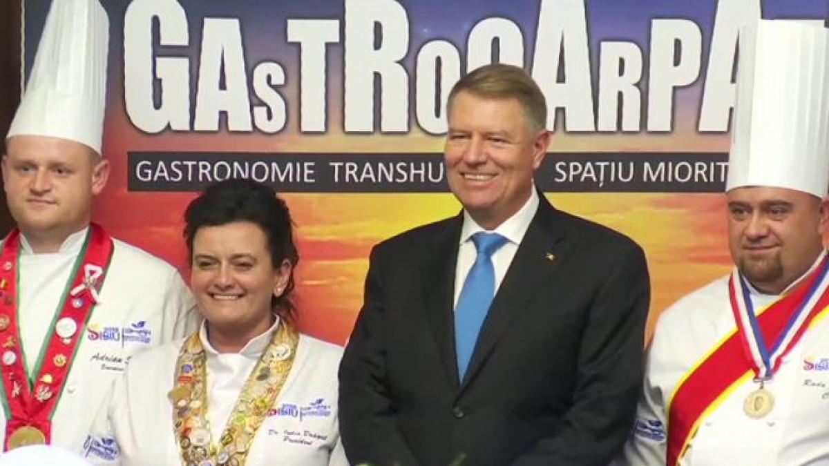 politikix gurile rele spun ca iohannis mananca doar fineturi isi ia si bucatarul dupa el