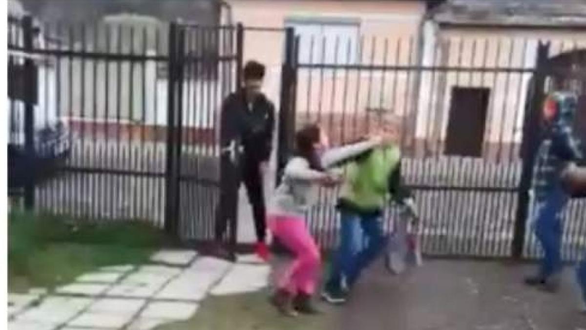 doi frati batuti si umiliti de colegii de la scoala in repetate randuri