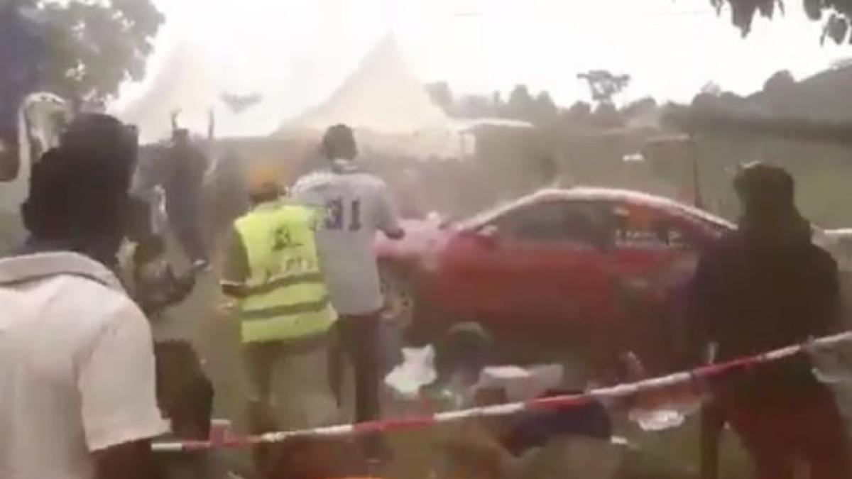 Un pilot a intrat într-un grup de spectatori în timpul unei curse de raliu